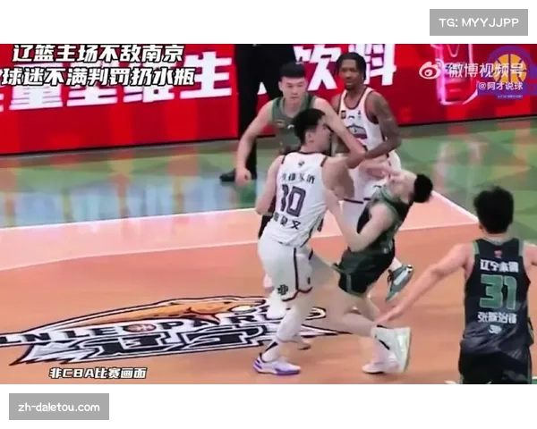 【2026年4月CBA联赛·赛中·花絮球迷看台：身着复古球衣的辽宁球迷方阵成为焦点